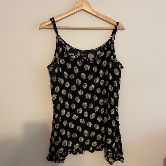 Torrid Daisy Print Sharkbite Ruffle Trim Cami - Picture 1 of 3